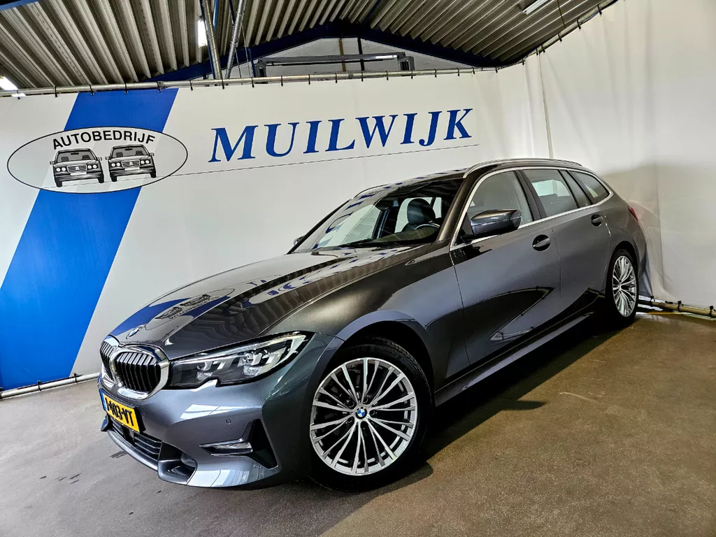 BMW 3 Serie Touring 318i Executive Edition / Trekhaak / Full LED / NL Auto